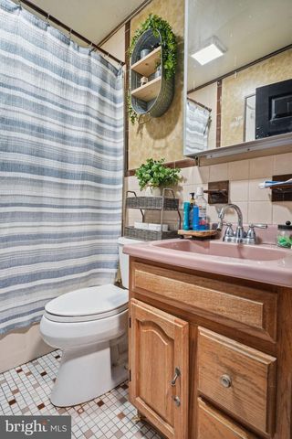 1 MEADOW LN, Levittown, PA 19054