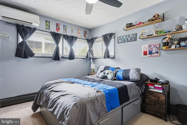 1 MEADOW LN, Levittown, PA 19054