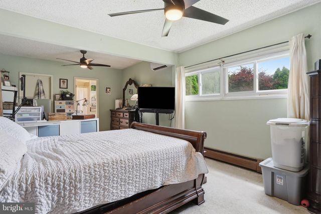 1 MEADOW LN, Levittown, PA 19054