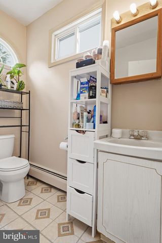 1 MEADOW LN, Levittown, PA 19054
