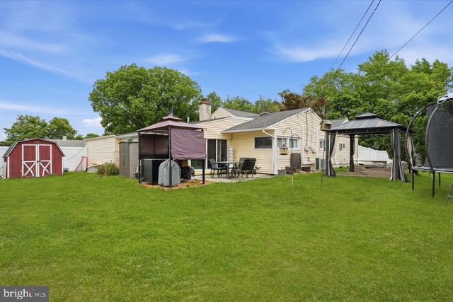 1 MEADOW LN, Levittown, PA 19054