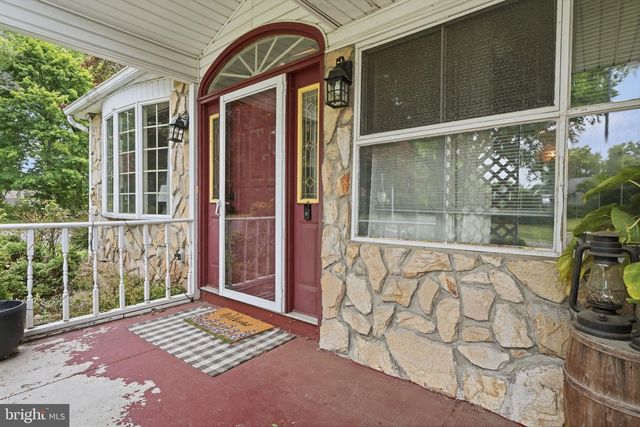 1 MEADOW LN, Levittown, PA 19054