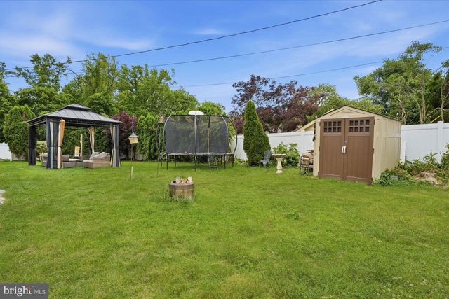 1 MEADOW LN, Levittown, PA 19054