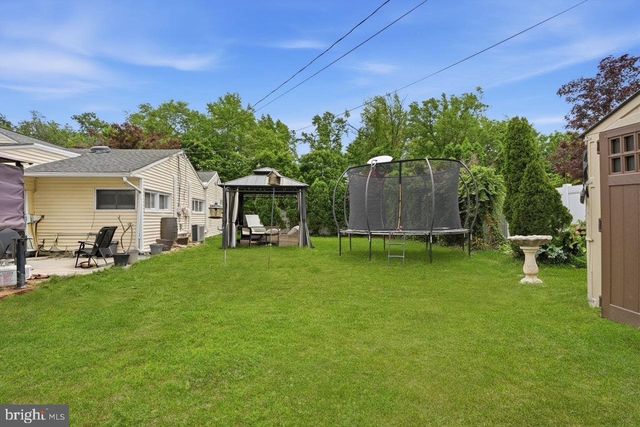 1 MEADOW LN, Levittown, PA 19054