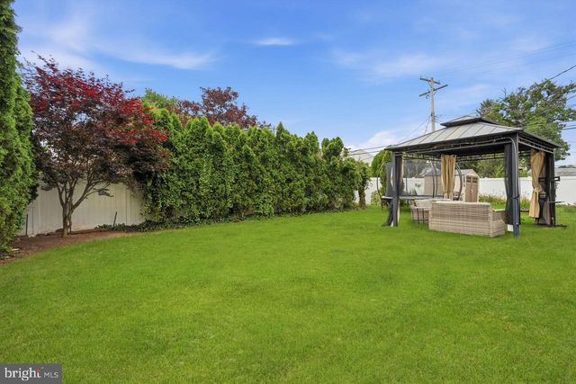 1 MEADOW LN, Levittown, PA 19054
