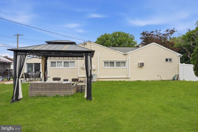 1 MEADOW LN, Levittown, PA 19054
