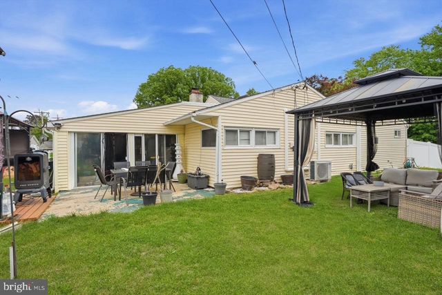 1 MEADOW LN, Levittown, PA 19054