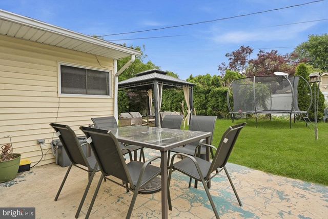 1 MEADOW LN, Levittown, PA 19054