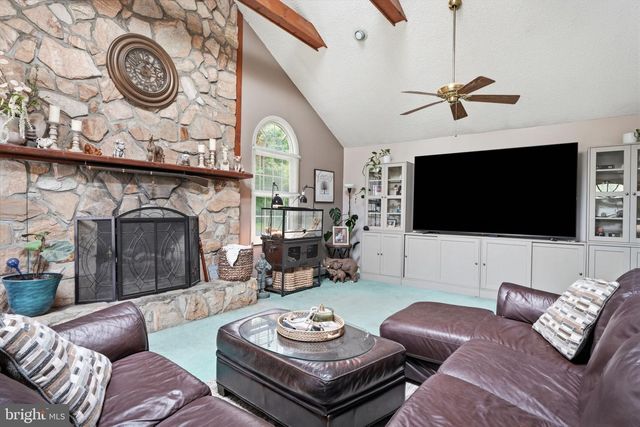 1 MEADOW LN, Levittown, PA 19054