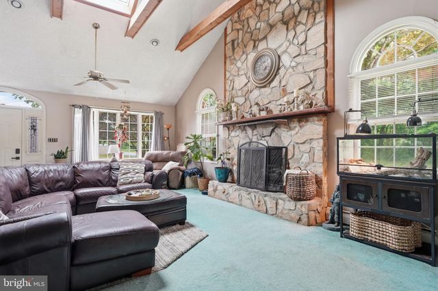 1 MEADOW LN, Levittown, PA 19054