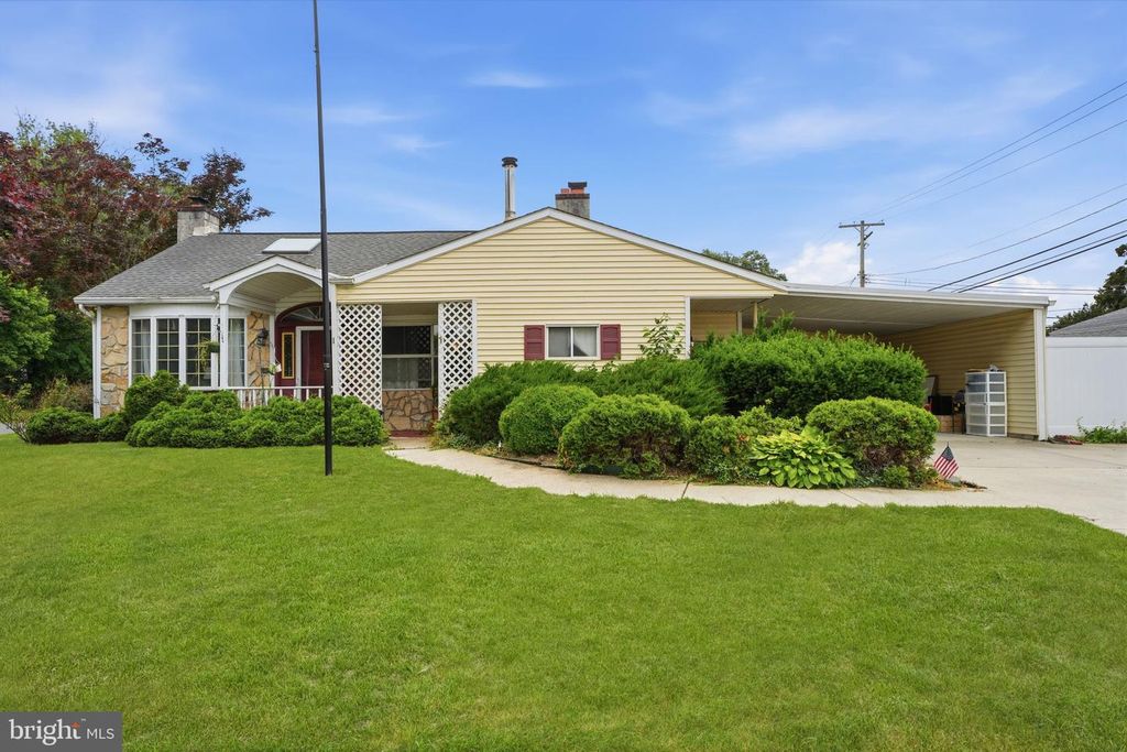 1 MEADOW LN, Levittown, PA 19054