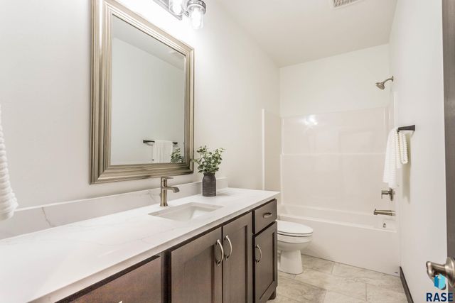 2208 S Saddle Ridge Dr Drive, Sioux Falls, SD 57110