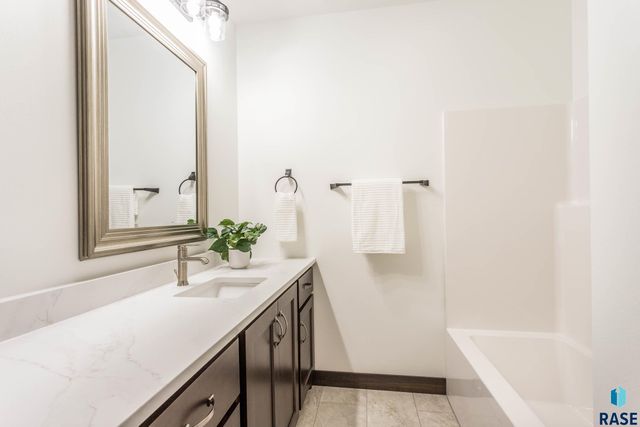 2208 S Saddle Ridge Dr Drive, Sioux Falls, SD 57110