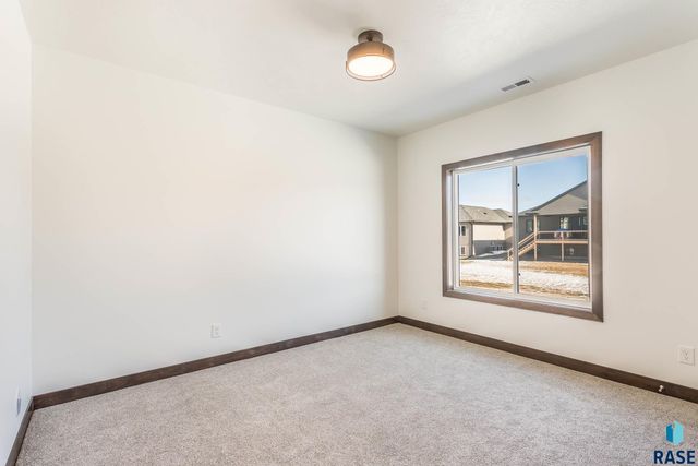 2208 S Saddle Ridge Dr Drive, Sioux Falls, SD 57110