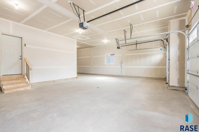 2208 S Saddle Ridge Dr Drive, Sioux Falls, SD 57110