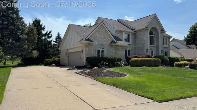 1919 Rolling Woods Drive, Troy, MI 48098