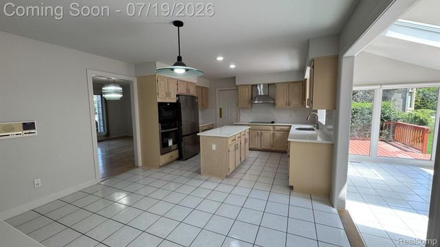 1919 Rolling Woods Drive, Troy, MI 48098