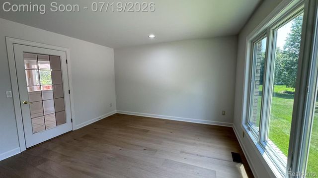 1919 Rolling Woods Drive, Troy, MI 48098
