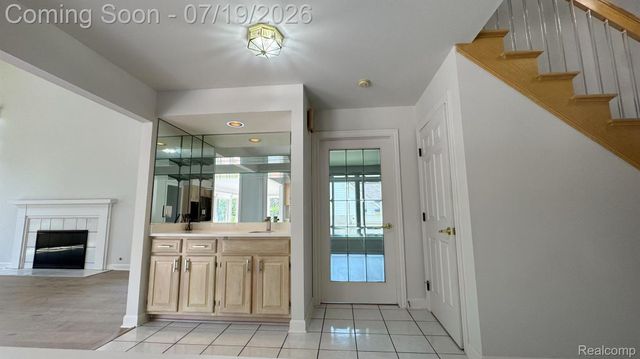 1919 Rolling Woods Drive, Troy, MI 48098