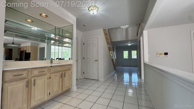 1919 Rolling Woods Drive, Troy, MI 48098