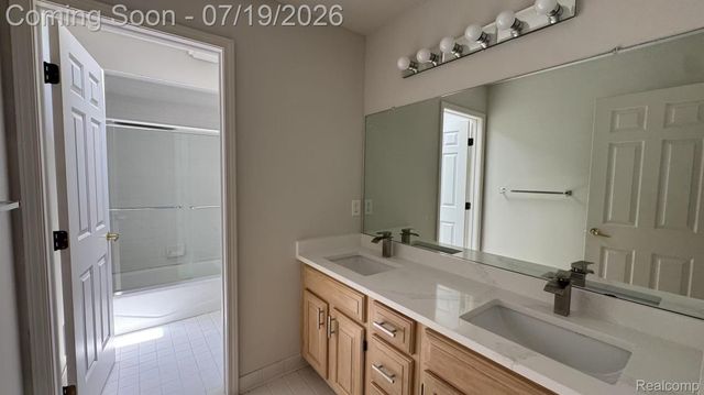 1919 Rolling Woods Drive, Troy, MI 48098