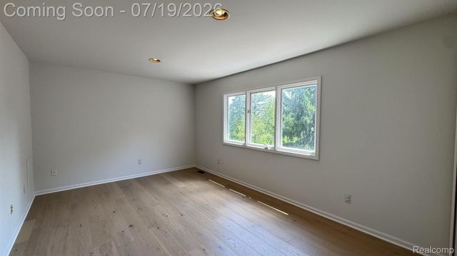1919 Rolling Woods Drive, Troy, MI 48098