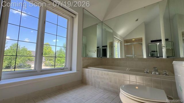 1919 Rolling Woods Drive, Troy, MI 48098