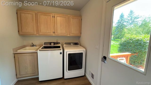 1919 Rolling Woods Drive, Troy, MI 48098