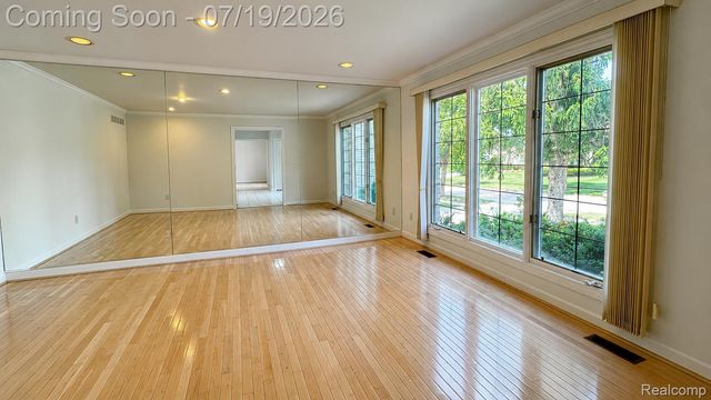 1919 Rolling Woods Drive, Troy, MI 48098