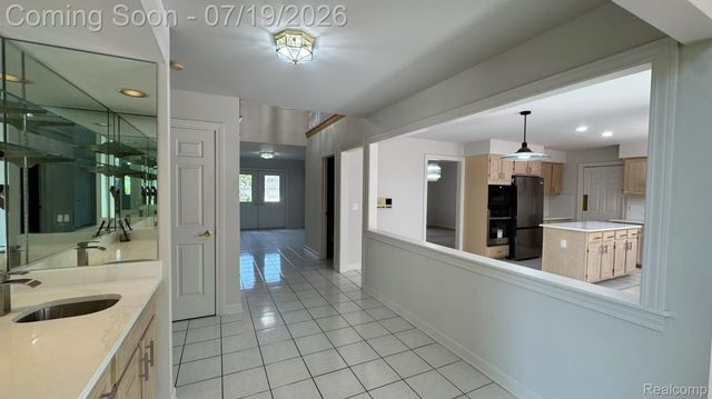1919 Rolling Woods Drive, Troy, MI 48098