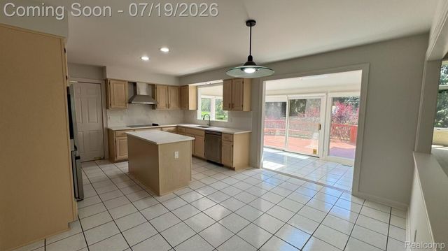 1919 Rolling Woods Drive, Troy, MI 48098