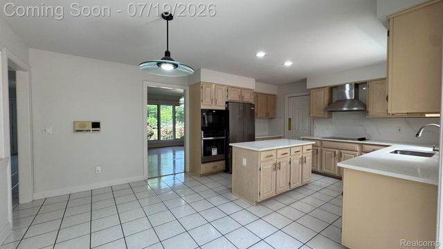 1919 Rolling Woods Drive, Troy, MI 48098