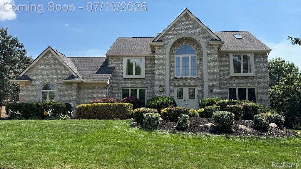 1919 Rolling Woods Drive, Troy, MI 48098