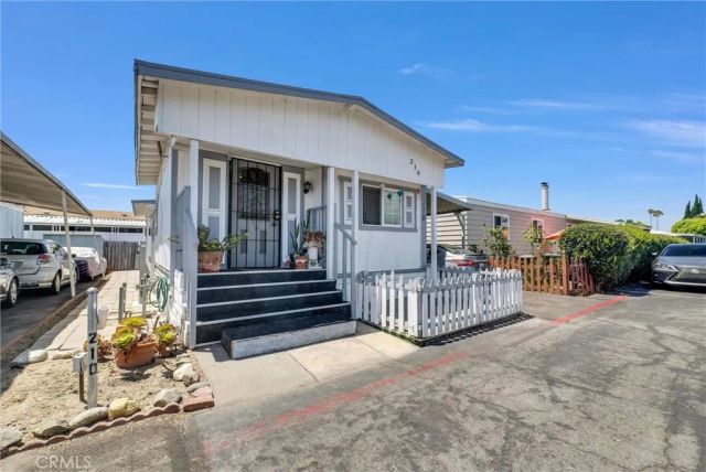 210 Dresden Ave North, Santa Ana, CA 92703