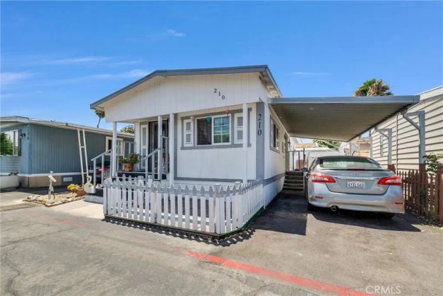 210 Dresden Ave North, Santa Ana, CA 92703