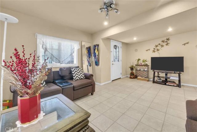 210 Dresden Ave North, Santa Ana, CA 92703