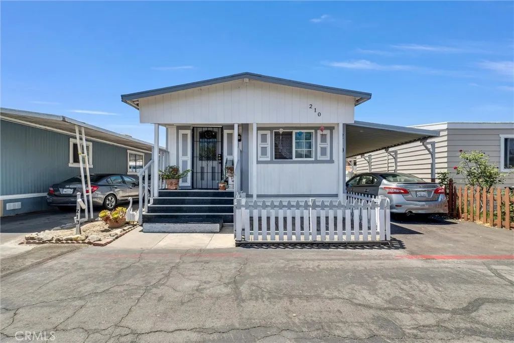 210 Dresden Ave North, Santa Ana, CA 92703