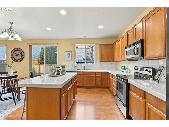 807 Nw BROOKHILL St, Hillsboro, OR 97124