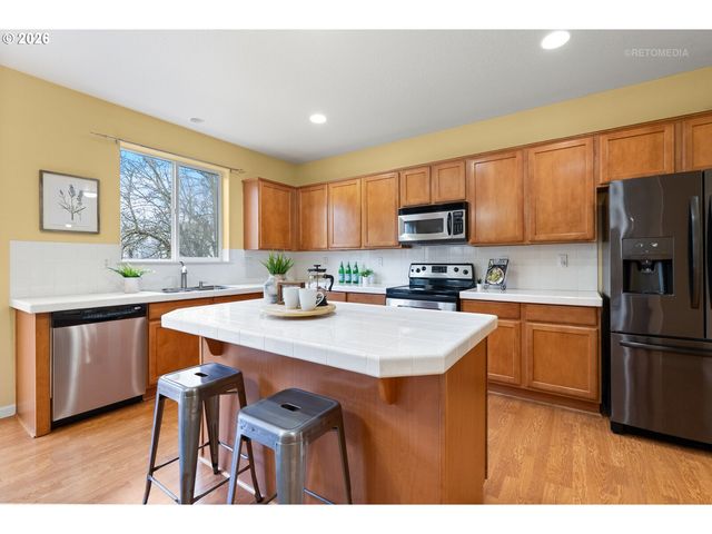 807 Nw BROOKHILL St, Hillsboro, OR 97124