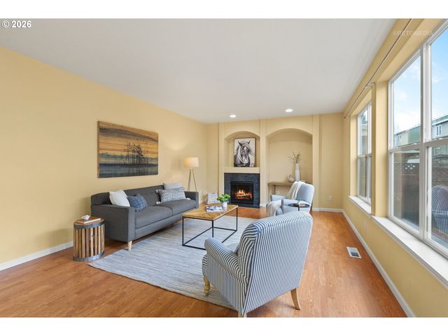 807 Nw BROOKHILL St, Hillsboro, OR 97124