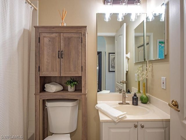 2880 Cypress Trace CIR 202, Naples, FL 34119