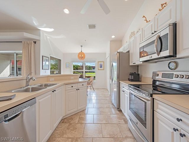 2880 Cypress Trace CIR 202, Naples, FL 34119