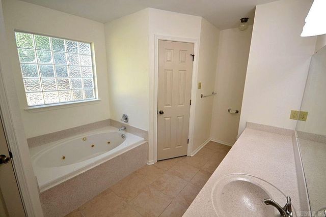 50 Meadow Ridge Loop, Maumelle, AR 72113