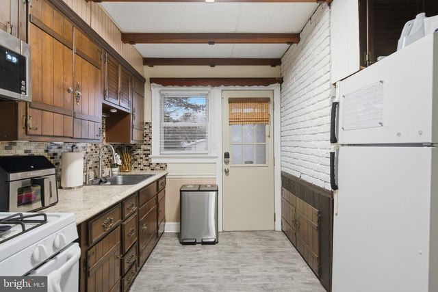 1950 OXFORD DR, Allentown, PA 18103