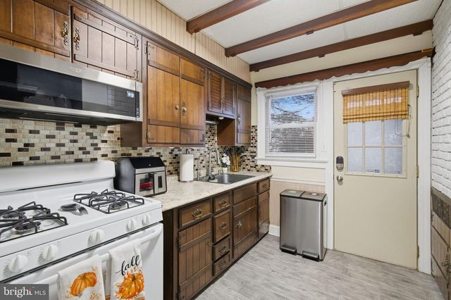 1950 OXFORD DR, Allentown, PA 18103