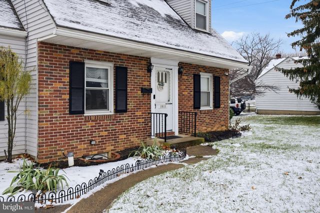 1950 OXFORD DR, Allentown, PA 18103