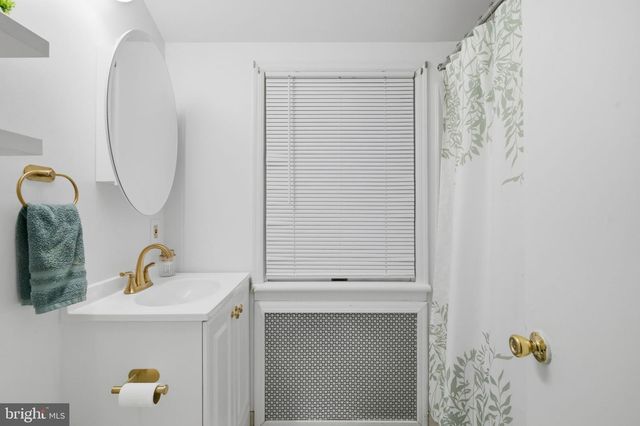 1950 OXFORD DR, Allentown, PA 18103