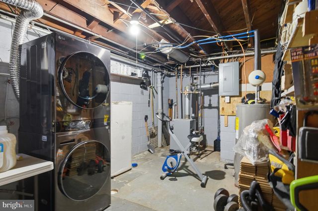 1950 OXFORD DR, Allentown, PA 18103