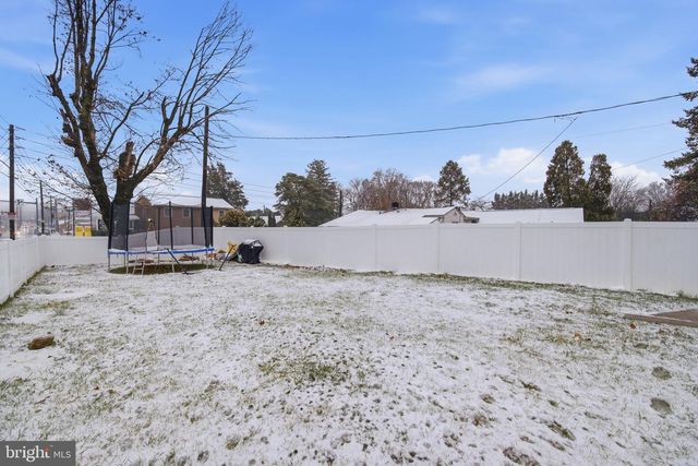 1950 OXFORD DR, Allentown, PA 18103