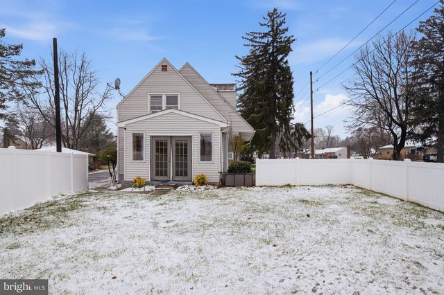 1950 OXFORD DR, Allentown, PA 18103